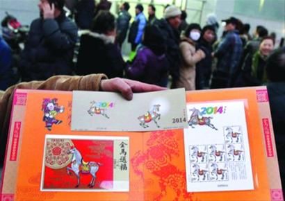 有市民在邮局连夜排队后买到了马年邮票。  邵剑平