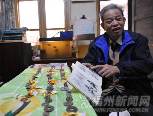 王翊仁和他收藏的古币精品。