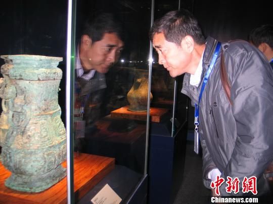 图为观众欣赏青铜器。　记者 冽玮　摄