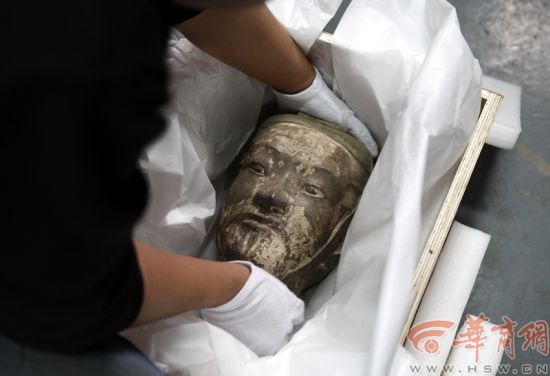 4月24日，西安搬运每一件文物都是小心翼翼；记者陈团结摄影