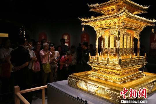 6月14日，“盛世佛光??汶上宝相寺塔地宫出土佛教文物展”在山东省博物馆展出。当日展出佛牙、舍利、金棺银椁、跪捧真身菩萨等29件珍贵佛教文物。　梁?　摄