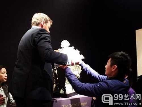 3D打印的青铜器皿方??盖与?身在工作人员的操作下完成合璧