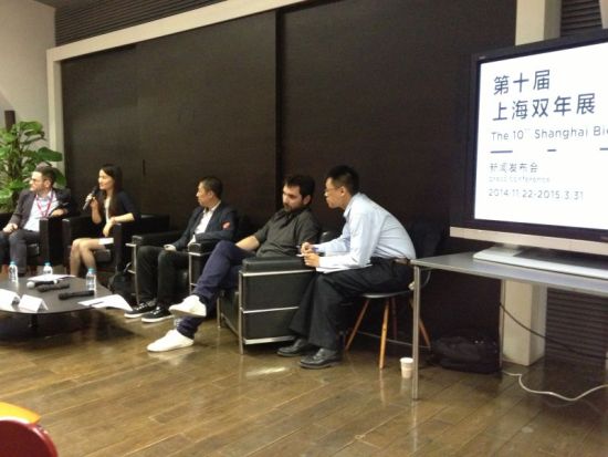 新闻发布会现场：本届双年展总策展人安塞姆•弗兰克（右二）、上海当代艺术博物馆副馆长李旭（右三）、本届双年展总协调人项?苹（左二）、北京尤伦斯当代艺术中心馆长田霏宇（左三）