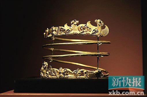 纯金项圈这个来自公元2世纪的黄金项圈是此次展览的重头戏之一。据报道，这个黄金项圈净重就重达1公斤。