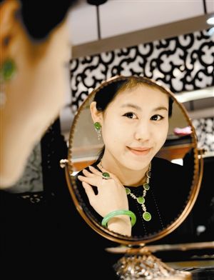 济南一家金店的工作人员在展示“珠圆玉润”<a href=