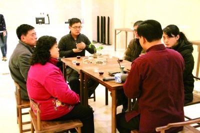 山东博物馆与天津沉香艺术博物馆联合主办的“空灵之约??中国沉香文化展”设置了沉香雅集，吸引了众多观众前来喝茶、品香。周 坤 摄