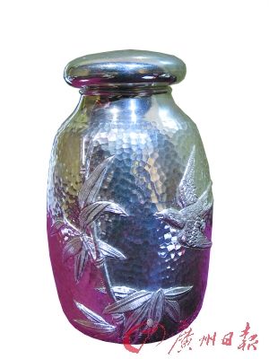 錾刻花鸟白银茶叶罐。