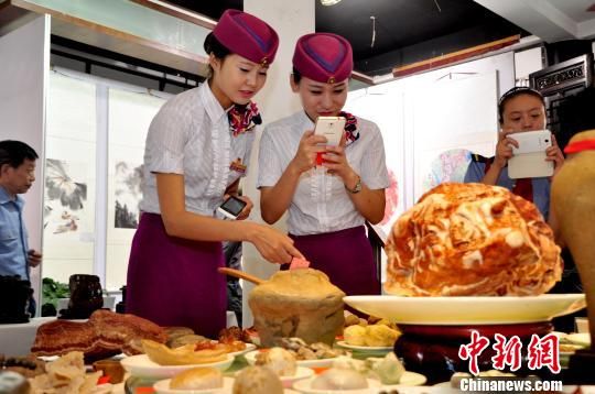图为“奇石大餐”深受参观者喜爱。　吴正琪　摄