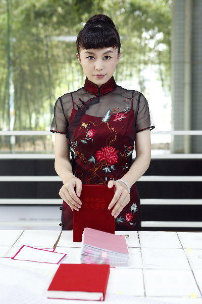 图为艺术家韩祺在展览会上与读者见面。