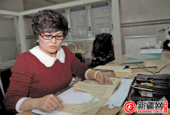 10月27日，古籍修复师米娜娃尔?阿不都正在修补一本古物文献。