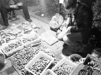 夜市上，菩提摊吸引不少市民。 本报记者 杨霄 摄