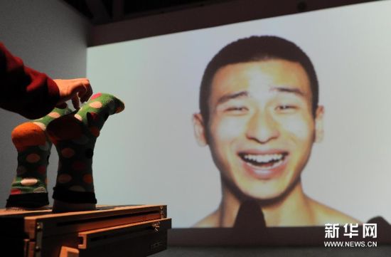 11月18日，一名参观者在体验互动作品《挠挠》。