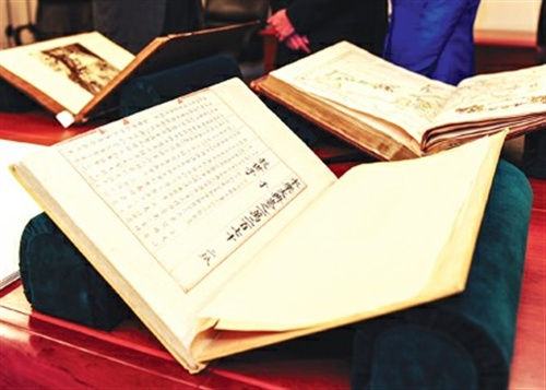 在美国洛杉矶亨廷顿图书馆拍摄的《永乐大典》。 新华社记者 张超群摄