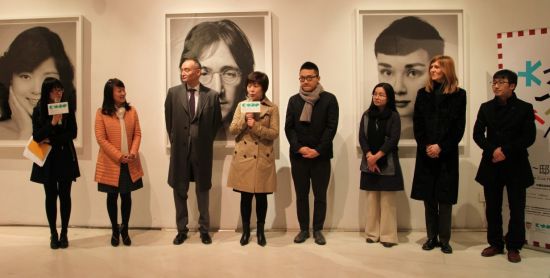 展览开幕现场，从右至左分别为：策展人王栋栋， 克罗地亚方策展人Duska Sekulic Cikovic， 闳约艺术中心负责人周康， 联合策展人常琛， 北京德美艺嘉文化产业有限公司常务副总、CYAP推广总监李彩云，克罗地亚驻华大使馆?