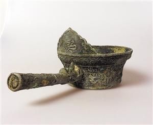 元代海龙饕餮纹熨斗(失蜡法铸造)。