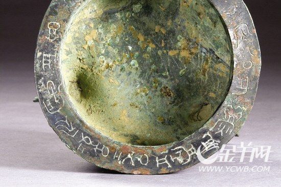 一个青铜鬲及上面的带“芮”铭文，它们还原了大墓主人的身份。