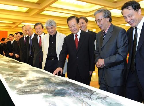 　　9月6日，中共中央政治局常委、国务院总理温家宝在北京人民大会堂出席中央文史研究馆成立60周年座谈会。座谈会前，温家宝观赏了海峡两岸书画家历时一年、联袂创作的66米国画长卷《新富春山居图》。这是温家宝与三位主创画家王明明(右一)、宋雨桂(右二)、江明贤(前右四)亲切交谈。新华社记者刘建生摄