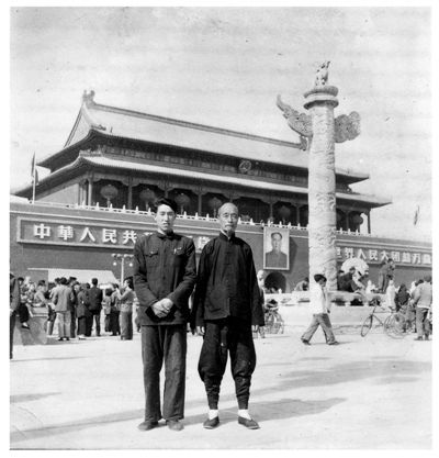50年代恍如隔世  “我爷爷和他岳父”这张照片拍摄于1958年。家住双井街道的刘智圆说，这是他爷爷刘印海和爷爷的岳父刘泽甫的合影。打着绑腿的刘泽甫和新时期的军人刘印海仿佛处在两个时代。