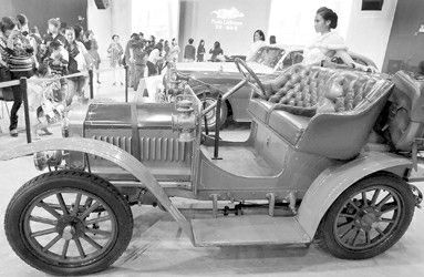 图为游客在参观1904年生产的中国老爷车。