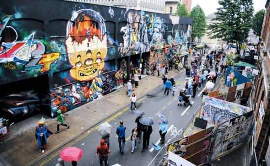 今年8月19～20日，布里斯托举办了一次涂鸦节，主题叫“SeeNoEvil”。在布里斯托市中心的高层建筑上，蒙上外套，开始涂鸦。据说这次活动汇聚了70多名涂鸦艺术家，消耗了大约1.34万支喷雾罐，动用了26副高空脚手架，320升的乳漆