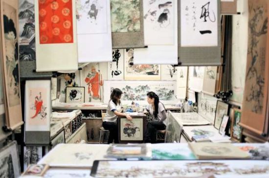 北京潘家园古玩城内的一家字画商铺