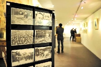 展览上很多老照片记录了北京的变迁。本报记者 胡雪柏 摄