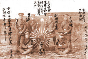 上海商余学会参加光复上海、南京后合影。1911年11月3日上海商余学会参加上海光复，11月4日驻守西炮台，11月7日，接替闸北总商团驻防沪宁车站，11月22日参加光复南京，11月26日攻克南京狮子山。照片中间是用军用匕首组成放射状的商余学会会章。正前方放着进攻南京狮子山时未爆炸的炮弹。