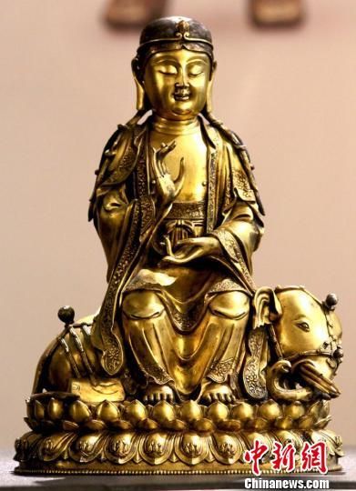 图为今天开箱的“普贤菩萨”像，此像头戴发箍，头发后梳并结辫垂肩，面相宽大饱满，神态慈和宁静。上身披袈裟，下身着僧裙，衣纹写实，衣缘上刻有精美花纹。善跏趺坐于象背，双手置胸前结印。象卧于莲花座上，象嘴露出六牙。莲座后刻有铭文：“大明嘉靖十一年正月初八日父讳日男陈佐发心追造。”造型端庄，做工精细，品相完好，为明代晚期造像难得精品。陈立宇 摄