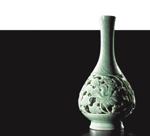 清乾隆　粉青釉浮雕芭蕉叶镂空缠枝牡丹图颈胆套瓶