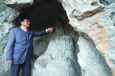 黄征指着新发现的佛窟石壁介绍，这里曾供奉着五尊雕像。刘浏摄