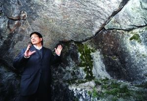 专家称洞壁有裂缝会漏雨，信徒便将佛像搬走