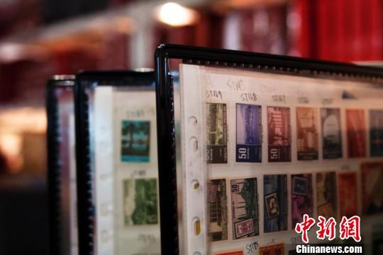 第27届亚洲国际邮展无锡开幕 53国珍稀邮品亮相。　李一芳　摄