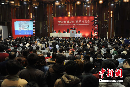 中国嘉德2011秋拍备受关注的“大观??中国书画珍品之夜”专场拍卖现场人山人海。中新社 杨可佳 摄