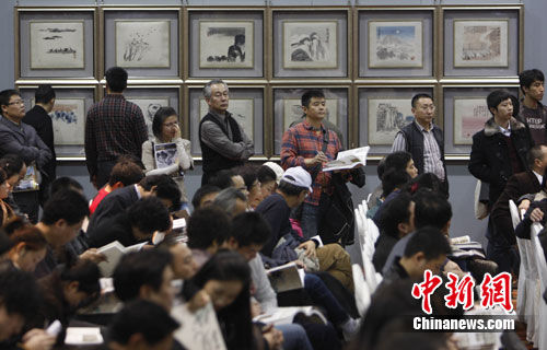 挂在拍卖现场的齐白石册页。中新社 杨可佳 摄