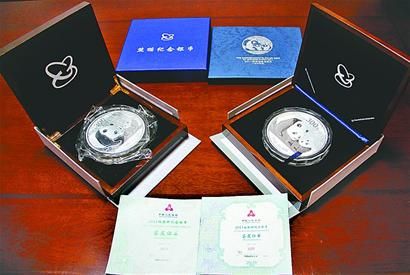 怕氧化的假银币(左)套着真空塑料袋。此外，假银币的外包装和真币也有明显差别。隋得圆 摄