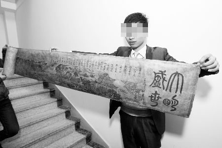 12月23日，杨先生向记者展示1500元购买的画。 本组图片由记者 刘嵩 摄