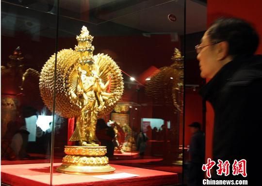 十一面千手千眼观音菩萨鎏金铜像是此次展览的“镇馆之宝”。