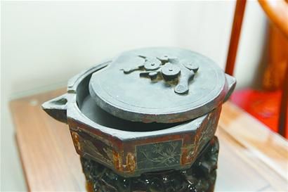 砚台清代，原有15个铁质锔钉，已有8个脱落。