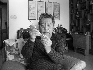 　京派内画壶代表性传承人刘守本。