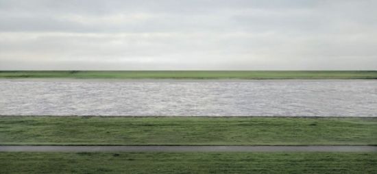 安德烈亚斯 古尔斯基(Andreas Gursky) 摄于1999 年《莱茵河II》(Rhein II)