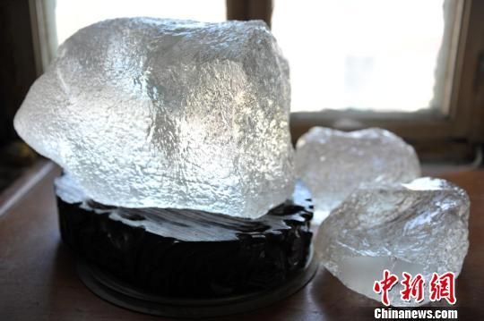 图为经专家初步认定的天外陨石。（胡影摄）