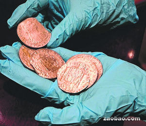 和“圣母号”一起在1804年沉入海底的金银币共有近60万枚。（路透社）