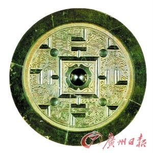 东汉早期博局狩猎纹镜