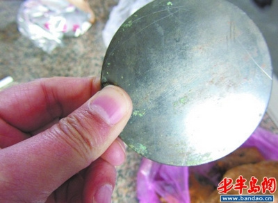 挖出的铜镜表面很光滑。