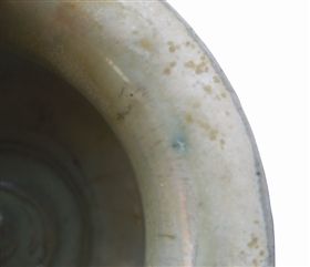 香炉上的绿点