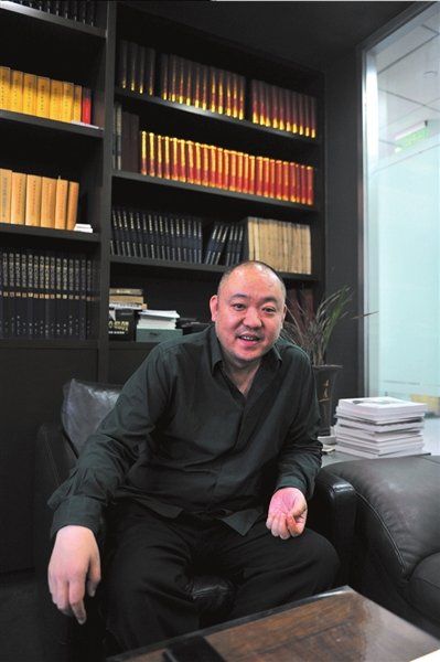 董国强在办公室接受采访，畅谈古籍善本市场。本报记者张斌摄