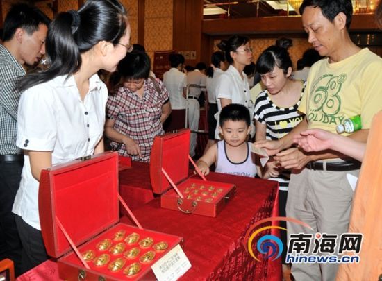 海南许多百姓青睐贵金属投资产品。(通讯员胡蓉摄)
