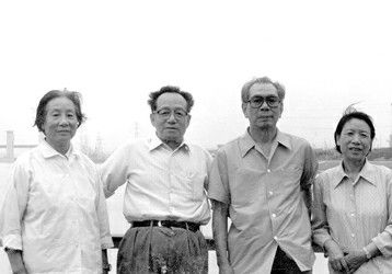 王一平夫妇（右）和谷牧夫妇
