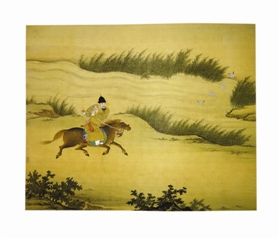明宣宗《马上像》，描绘宣宗骑马出猎，臂上架鹰，奔驰于河边，惊起雁群的情景。史册记载宣宗重视弓马，精于骑射。图中宣宗面容饱满，须眉浓密，穿着薄底白靴与胸、肩、膝盖处织绣纹饰的交领右衽黄袍。所戴帽顶附有顶珠，推测受到元代草原游牧民族影响