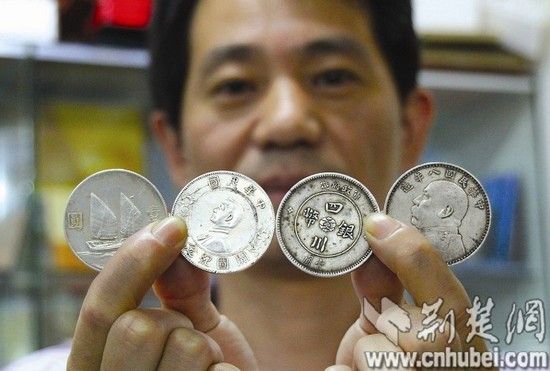 图为：钱币收藏“袁大头”最容易出手 (记者朱安璋摄)